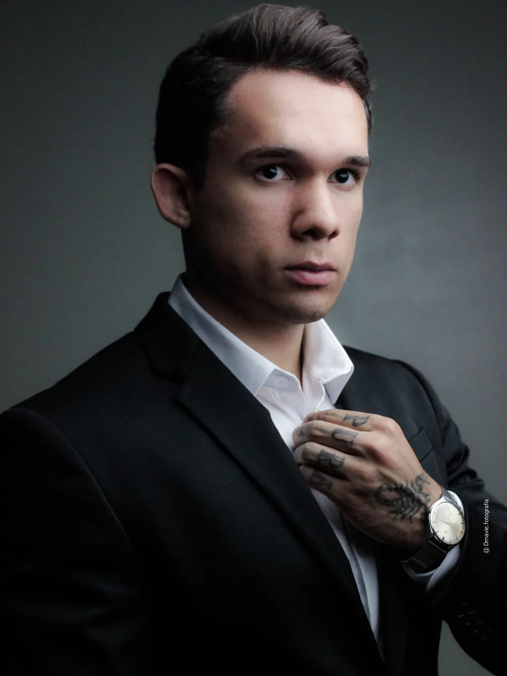 José Guilherme, fundador da Teodoro & Fonseca, ajeitando o blazer